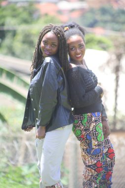 Bu doğal güzelliğe sahip Afro-Amerikan Kızları haberlerde okudu.