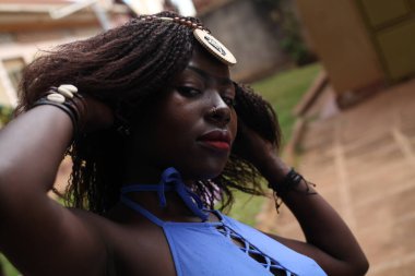 Afrikalı Afrikalı Amerikalı Kadın mücevherlerin üzerindeki resimde ve güzel bakışlarda öyle diyor. 