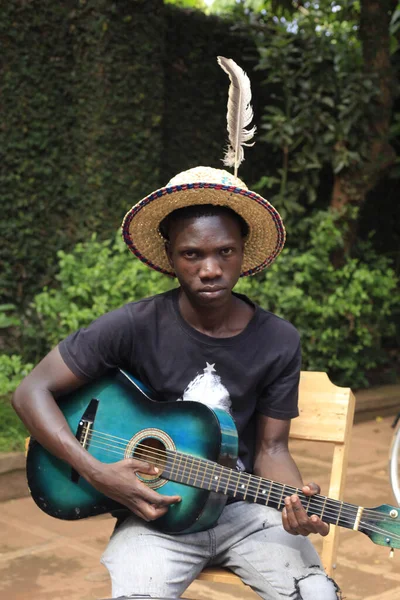 Чёрный Африканский Мужчина Чёрной Футболке Музыкант Африканский Плащ Сидел Деревянном — стоковое фото
