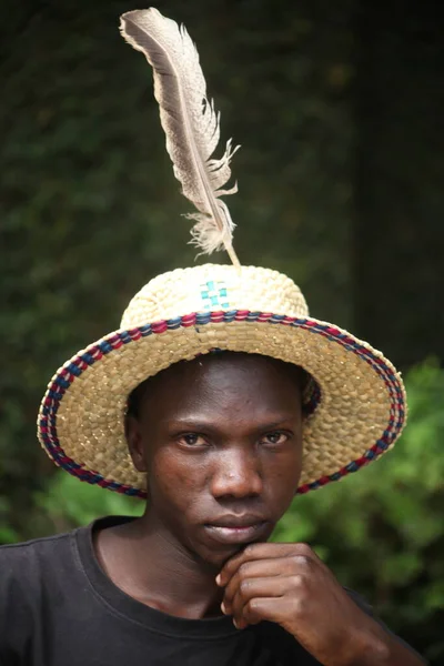 Hombre Africano Negro Con Camiseta Negra Músico Capa Africana Situada — Foto de Stock