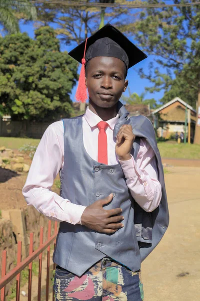 Noir Afro Américain Jeune Homme Diplômé Heureux Dans Nature Verte — Photo