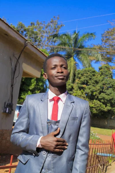 Noir Afro Américain Jeune Homme Diplômé Heureux Dans Nature Verte — Photo