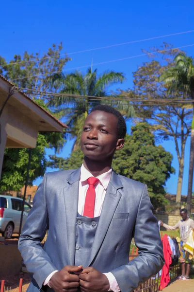 Noir Afro Américain Jeune Homme Diplômé Heureux Dans Nature Verte — Photo