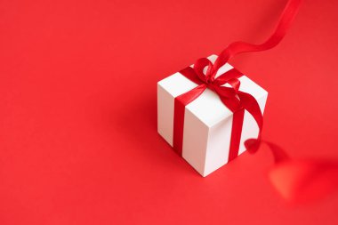 Kırmızı kurdeleli beyaz hediye kutusu