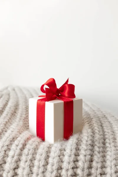 Close Witte Geschenkdoos Met Rood Lint Strik Beige Warme Gebreide — Stockfoto