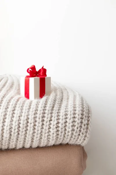 Close Witte Geschenkdoos Met Rood Lint Strik Beige Warme Gebreide — Stockfoto