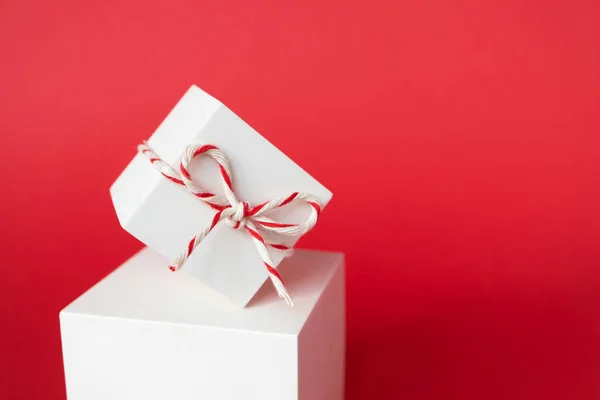 Close Kerst Geschenkdoos Met Gestreepte Katoenen Koord Balanceren Kubus Podium — Stockfoto