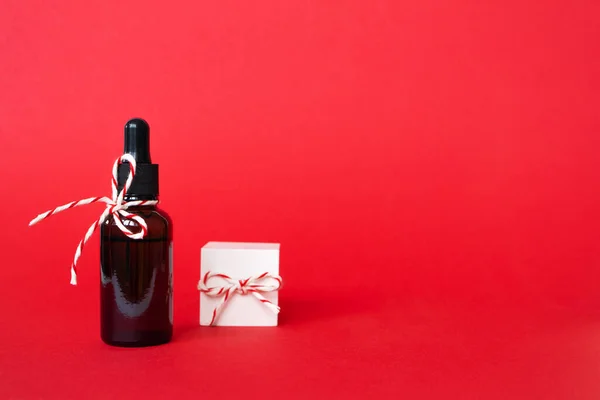 Serum Glazen Fles Met Pipet Geschenkdoos Rode Achtergrond Met Kopieerruimte — Stockfoto