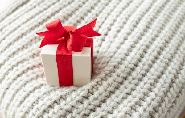 Close Witte Geschenkdoos Met Rood Lint Strik Beige Warme Gebreide — Stockfoto