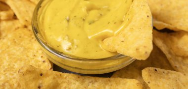 Peynir soslu mısır cipsi, seçici odaklı, yatay pankart biçiminde.