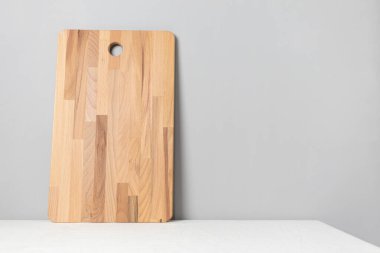 Masanın üzerinde keten masa örtüsü olan tahta kesme tahtası. Fotokopi alanı ile mutfak minimalist kavramı