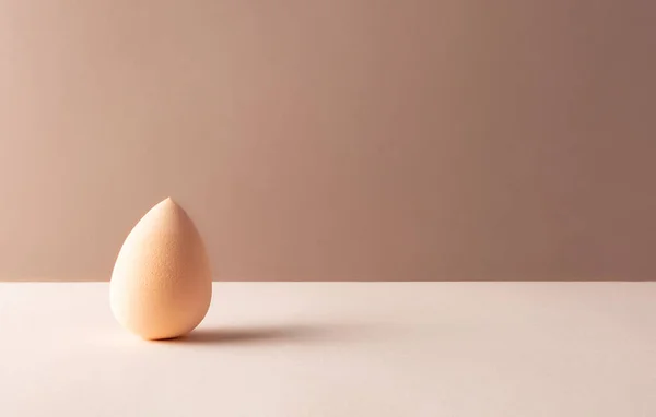 Beauty Blender Voor Make Foundation Beige Achtergrond Met Kopieerruimte Cosmetische — Stockfoto