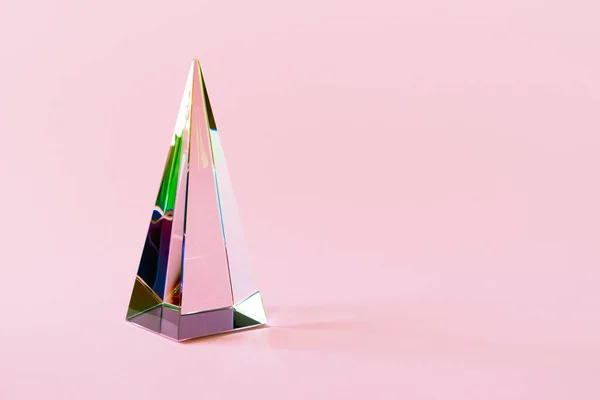 Glazen piramide prisma op roze achtergrond met kleurrijke zonlicht reflectie met kopieerruimte — Stockfoto