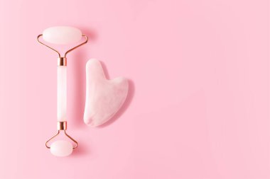 Kuvars yüz masajı ve pembe arka planda gua sha fotokopi alanı formatıyla, üst görünümde. Moda cilt masajı araçları 3 boyutlu vektör