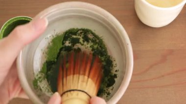 Seramik kasede sıcak suyla kibrit tozu çırpmak, geleneksel kibrit hazırlama işlemi