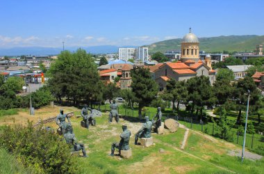 Georgia mı? 30,30,2017 yıl. Şövalyelerin yanına park et. Gori şehir merkezi.