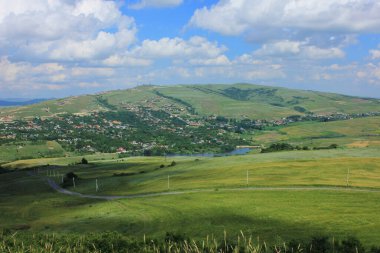 Azerbaycan. Kümülüs bulutları yerden yükseliyor. Shemakha bölgesi..