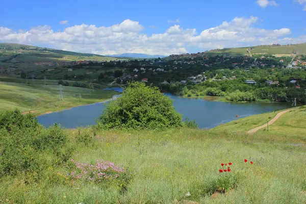 Azerbaycan. Chukhuryurd köyünün yakınında güzel bir göl. Shemakha bölgesi..