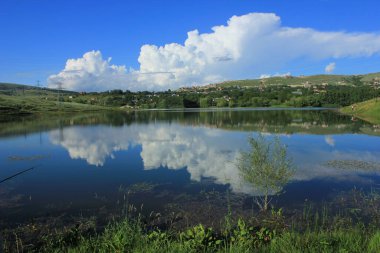 Azerbaycan. Chukhuryurd köyünün yakınında güzel bir göl. Shemakha bölgesi..