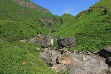 Azerbaycan. Dağlarda güzel bir nehir.