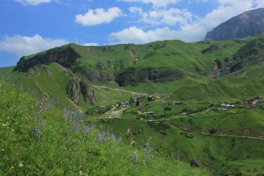 Güzel dağlarda küçük bir köy. Bahar.