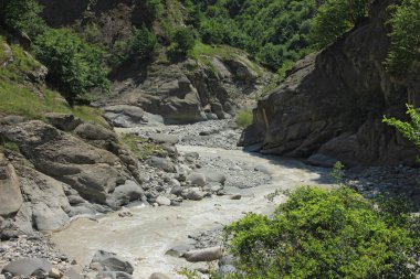 Azerbaycan. Dağlardaki güzel, hızlı nehir.
