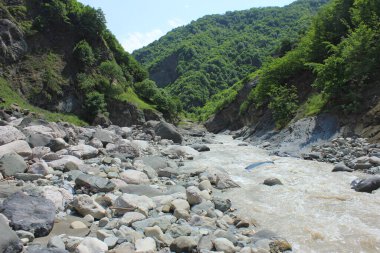 Azerbaycan. Dağlardaki güzel, hızlı nehir.