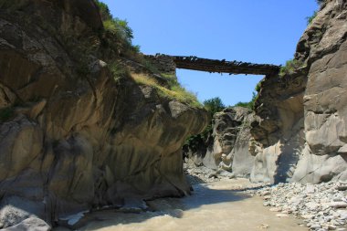 Azerbaycan. Nehrin üzerindeki eski ahşap köprü.