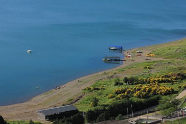 Georgia mı? İnsanlar Tiflis Denizi kıyısında dinleniyor. Baharda..