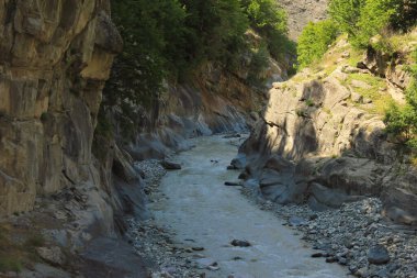 Azerbaycan. Güzel bir kanyonda hızlı bir nehir..