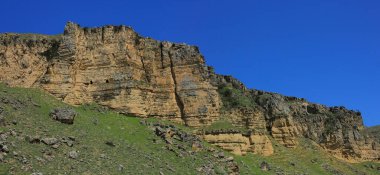 Azerbaycan. Güzel bahar dağları. Kayadaki eski mağaralar. Shamakhi..
