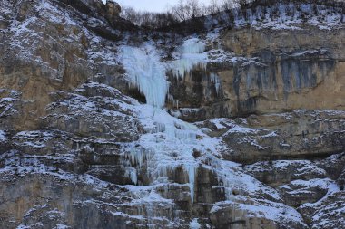 Azerbaycan. Laza köyünün yakınlarında donmuş bir şelale. Kusar bölgesi.