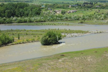 Georgia mı? Çamurlu, hızlı nehir Kura. Bahar.
