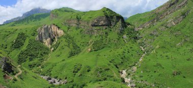 Azerbaycan. Muhteşem Alp Dağları manzarası. Baharda..