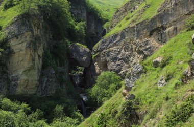 Azerbaycan. Laza dağ köyünde şelale. Yaz.