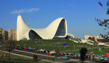 Azerbaycan. 08 / 26 / 2017 yılı. Heydar Aliyev Merkezi. Eski arabaların sergisi. Yaz.