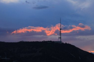 Georgia mı? Gün batımında TV kulesi. Tiflis şehri. Bahar.
