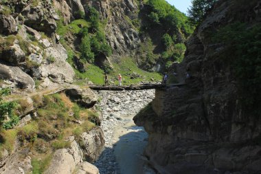 Azerbaycan. 07 / 16 / 2017 yıl. Nehrin üzerindeki köprüde yürüyen turistler. Yaz.