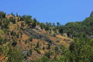 Azerbaycan. Dağlardaki antik bir kalenin kalıntıları. Javanshire Galası. Bahar.