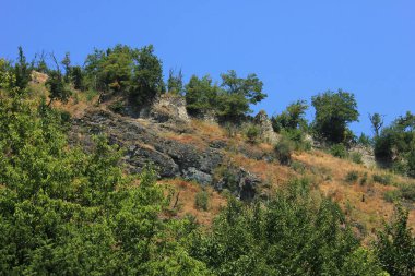 Azerbaycan. Dağlardaki antik bir kalenin kalıntıları. Javanshire Galası. Bahar.