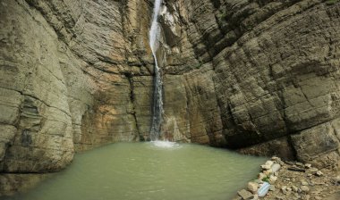 Azerbaycan. Dağlarda güzel bir şelale. Guba bölgesi..