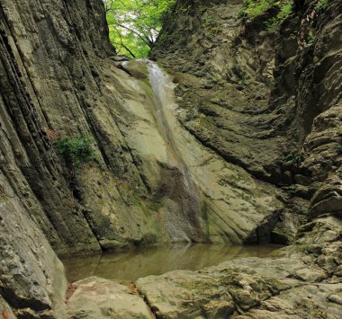Azerbaycan. Dağlarda güzel bir şelale. Guba bölgesi..