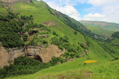 Azerbaycan. Dağlarda güzel bir şelale. Kusar bölgesi.