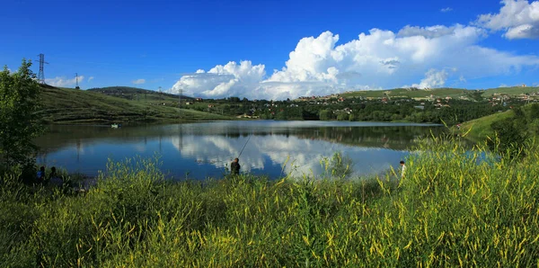 Αζερμπαϊτζάν Έτος 2017 Ψαράδες Ψαρεύουν Μια Όμορφη Λίμνη Την Άνοιξη — Φωτογραφία Αρχείου