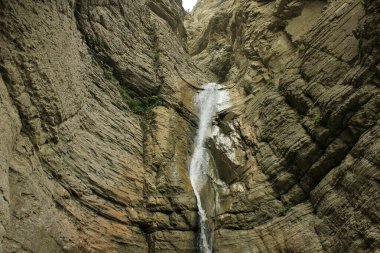 Dağın içinde güzel, resimli bir şelale. Azerbaycan. Guba bölgesi..