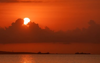 Denizin üzerinde güzel bir gün doğumu.