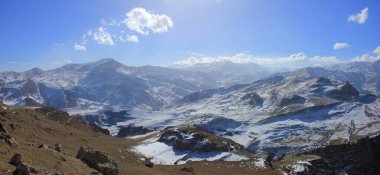 Azerbaycan. Guba bölgesi. Kafkas tepesinin güzel dağları.