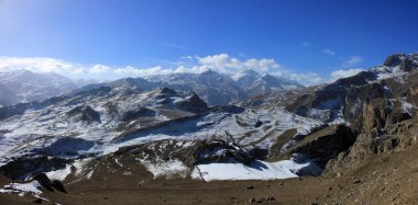 Azerbaycan. Guba bölgesi. Kafkas tepesinin güzel dağları.