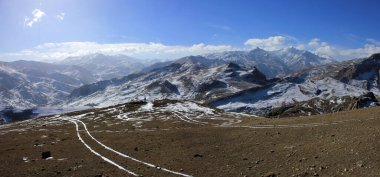 Azerbaycan. Guba bölgesi. Kafkas tepesinin güzel dağları.