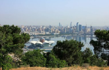 Azerbaycan. Bakü. 08/09/2018. Dağ parkından Bakü şehrine güzel bir manzara..
